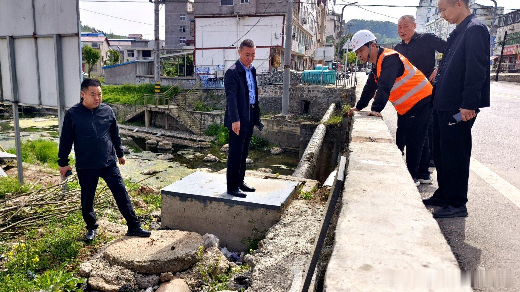 房县 房县多部门联动开展军窑一级路安全隐患集中整治十堰爆料 房县新闻网讯 通讯员