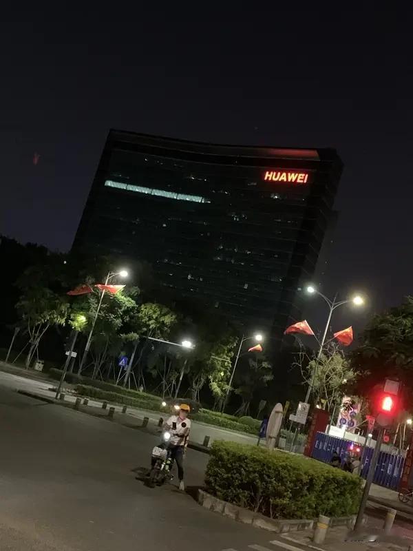 华为韬定律一出我们都为国家的进步而欢欣鼓舞 。可总有一些有一定流量的人，跳出来说