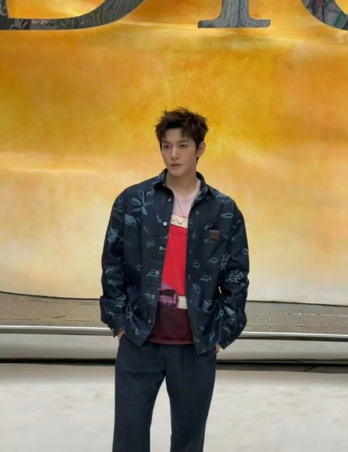 不认真看，还以为里面穿了个肚兜