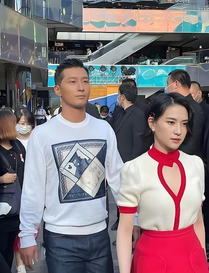 何超莲和窦骁太般配了，可是他们好像没有什么表情啊？没吵架吧窦骁