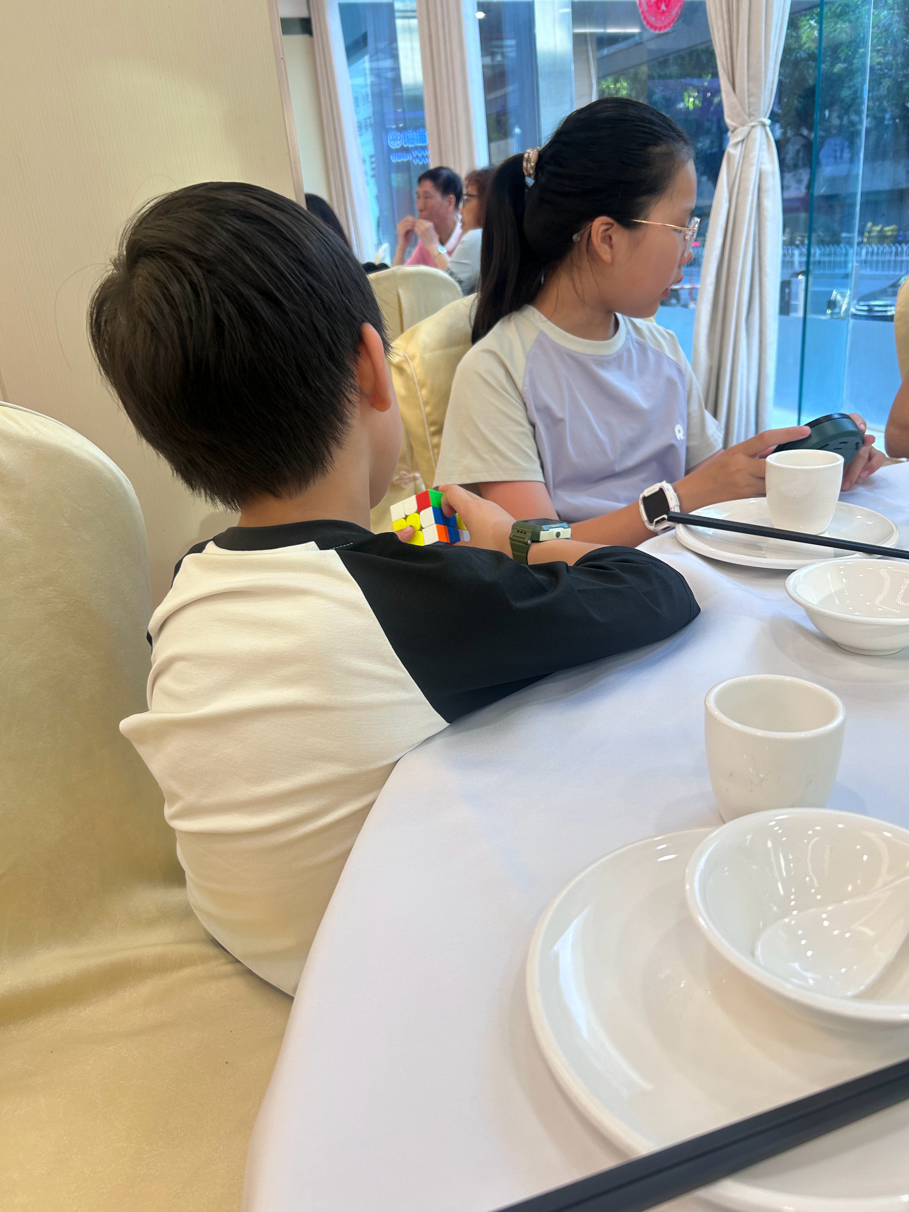平时大多数时候都跟墩分开坐因为他跟墩要夹着我坐今天因为位置安排他跟墩坐一起了后来