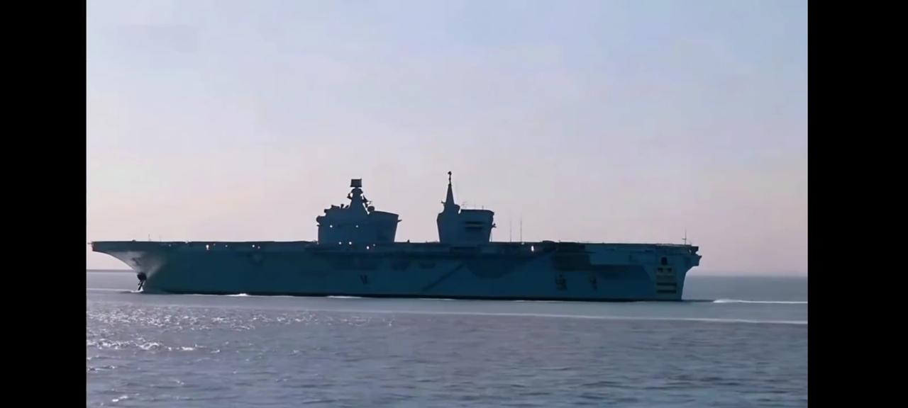 正在海试中的无人攻击机母舰，颜值[赞]