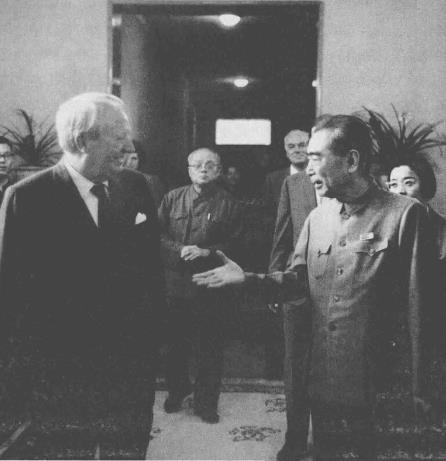 1974年5月，周恩来在钓鱼台国宾馆会见英国前首相希思(左一)，双方谈到了香港问