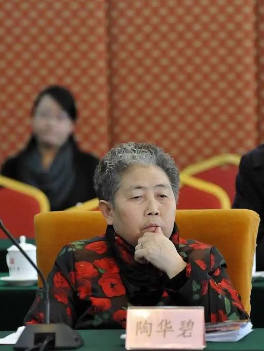 陶华碧在一次采访中提到，老干妈之所以一直使用某家玻璃厂的瓶子，并不是因为它保鲜或