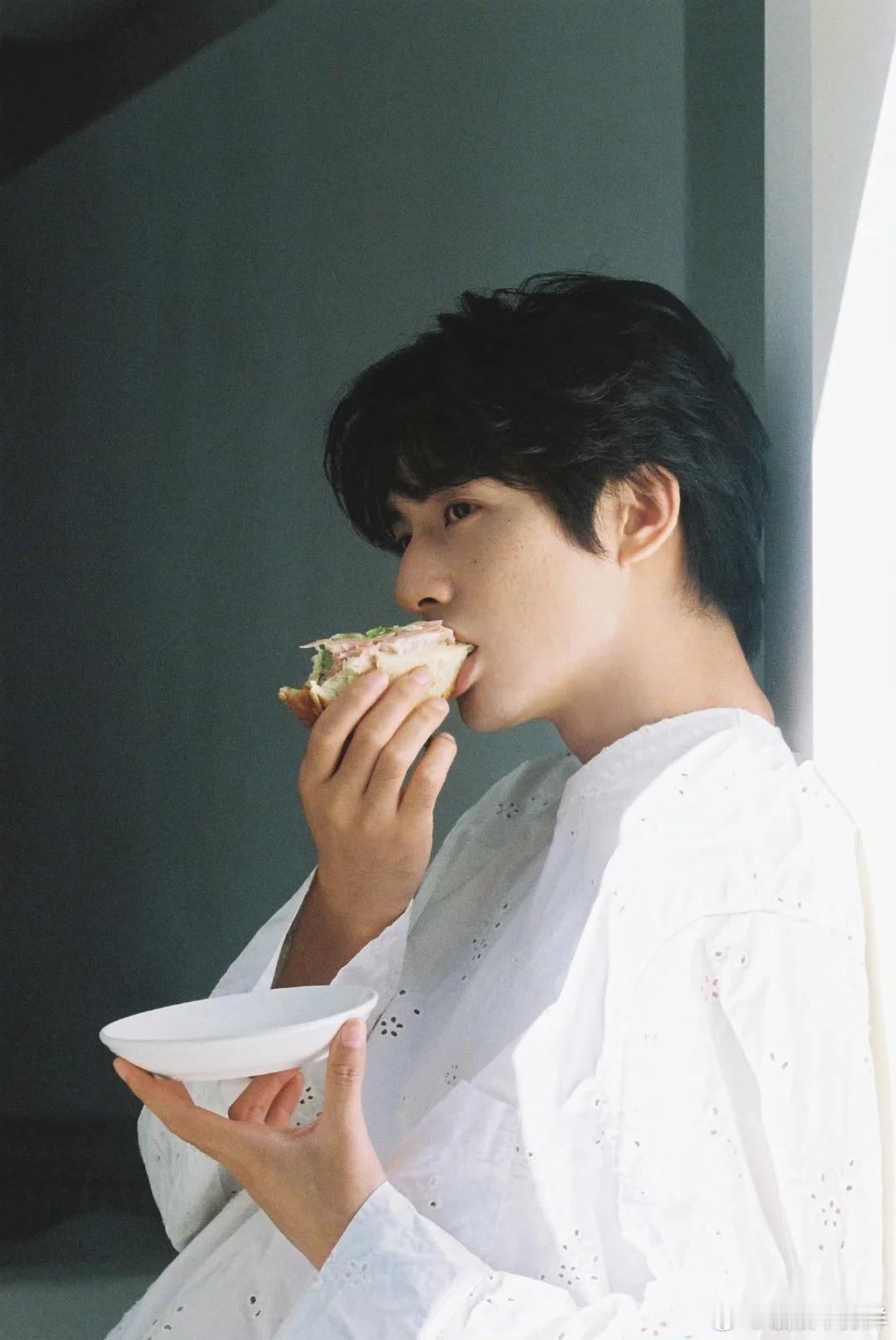 宋威龙 奶奶粉也为你而来 宋威龙的奶奶粉太让人感动了！从四川到北京，跨越千里只为