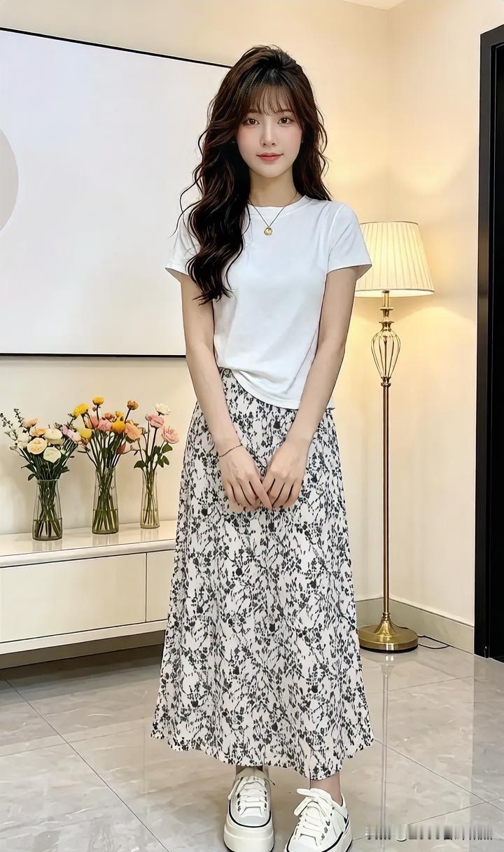 素白衣衫叠印花长裙，她静立案前，柔卷发垂落肩头。花影灯暖间，一身清新如春日微风，