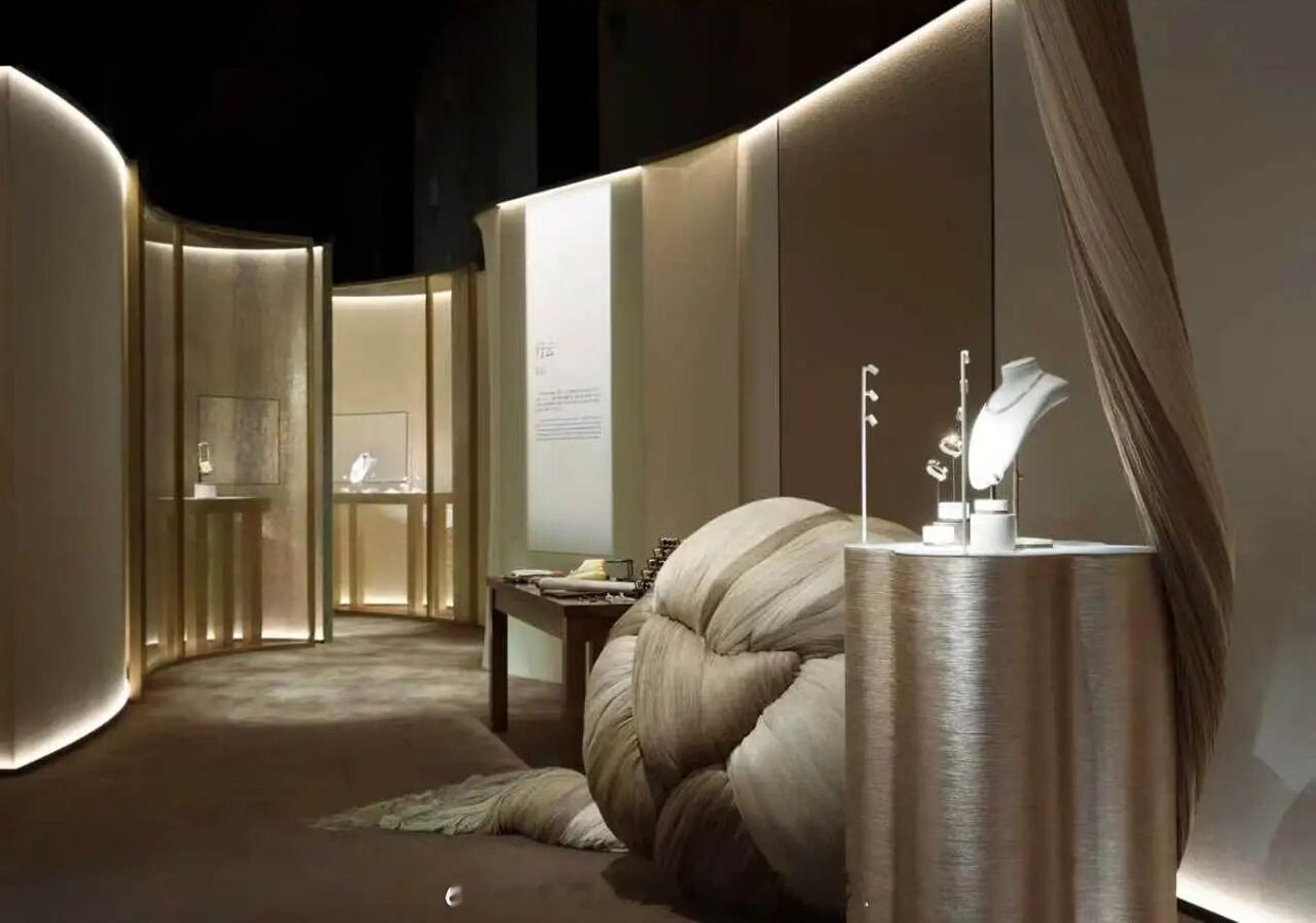 U探秀场 近日，周大福「东方霓裳 Chinese Couture」高级珠宝展在实