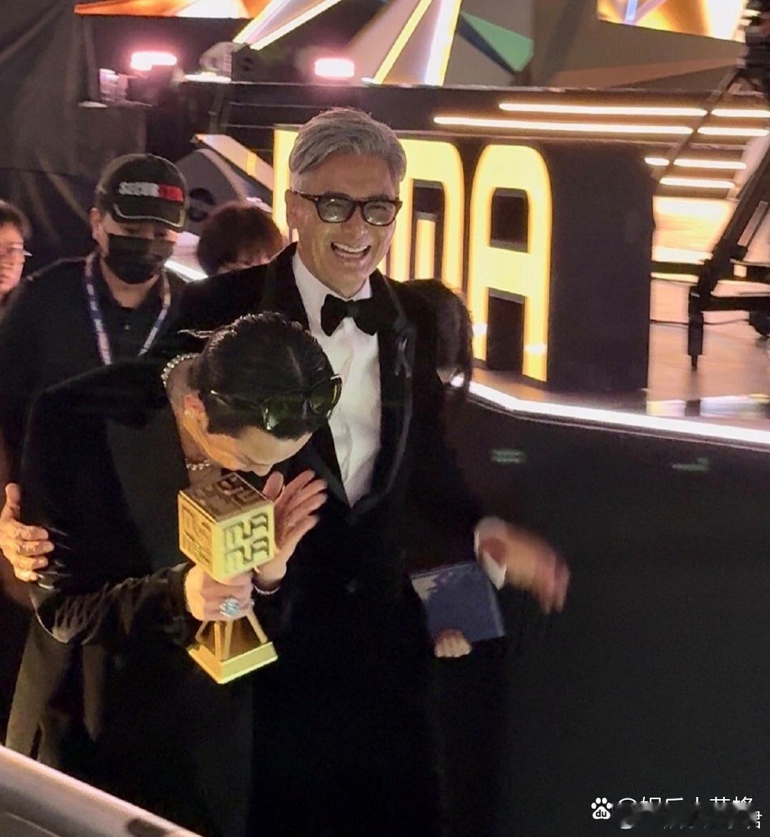 周润发为权志龙颁奖！70岁周润发亮相MAMA颁奖典礼，现场为权志龙颁奖，两人不仅