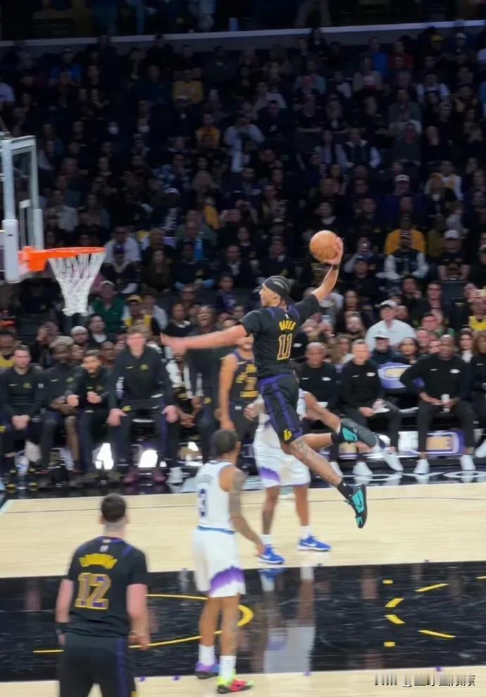 什么情况，湖人的这个11号球员是不是浓眉？

自从湖人把浓眉交易到独行侠之后，作