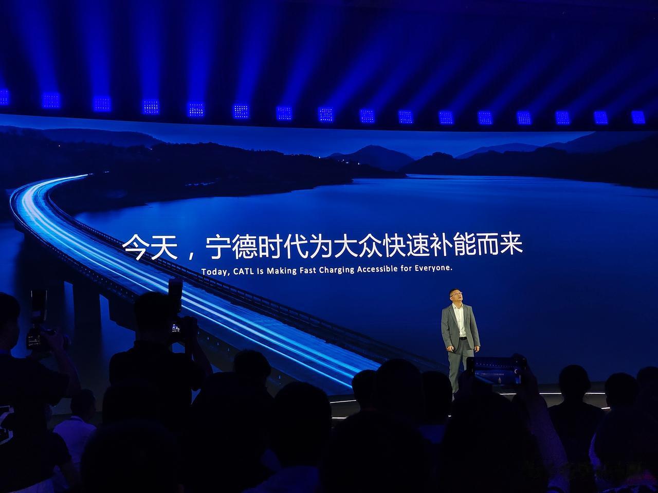 宁德时代的首次线下发布会开始了，首先登场的是宁德时代首席科学家吴凯博士。他表示现