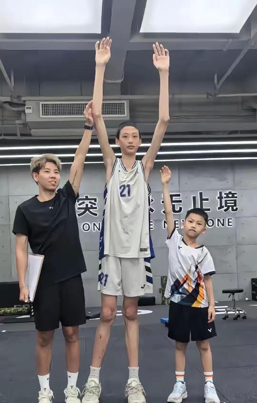 广东宏远挖到潜力内线好苗子！
广东男篮青训再收获宝藏少年！13岁的李若豪，身高已