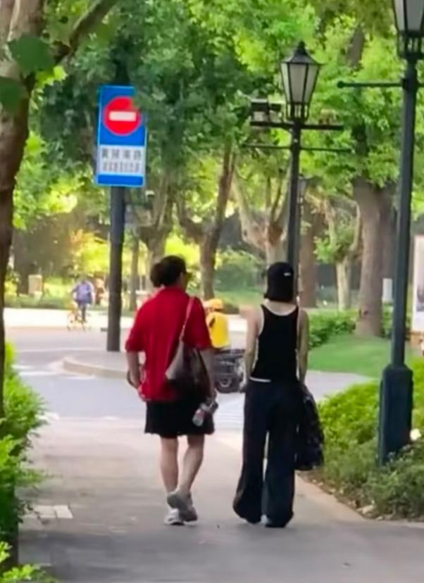 2026年5月：赵丽颖一年多没进组，被网友爆料正在备考上戏导演系研究生，但她仅有