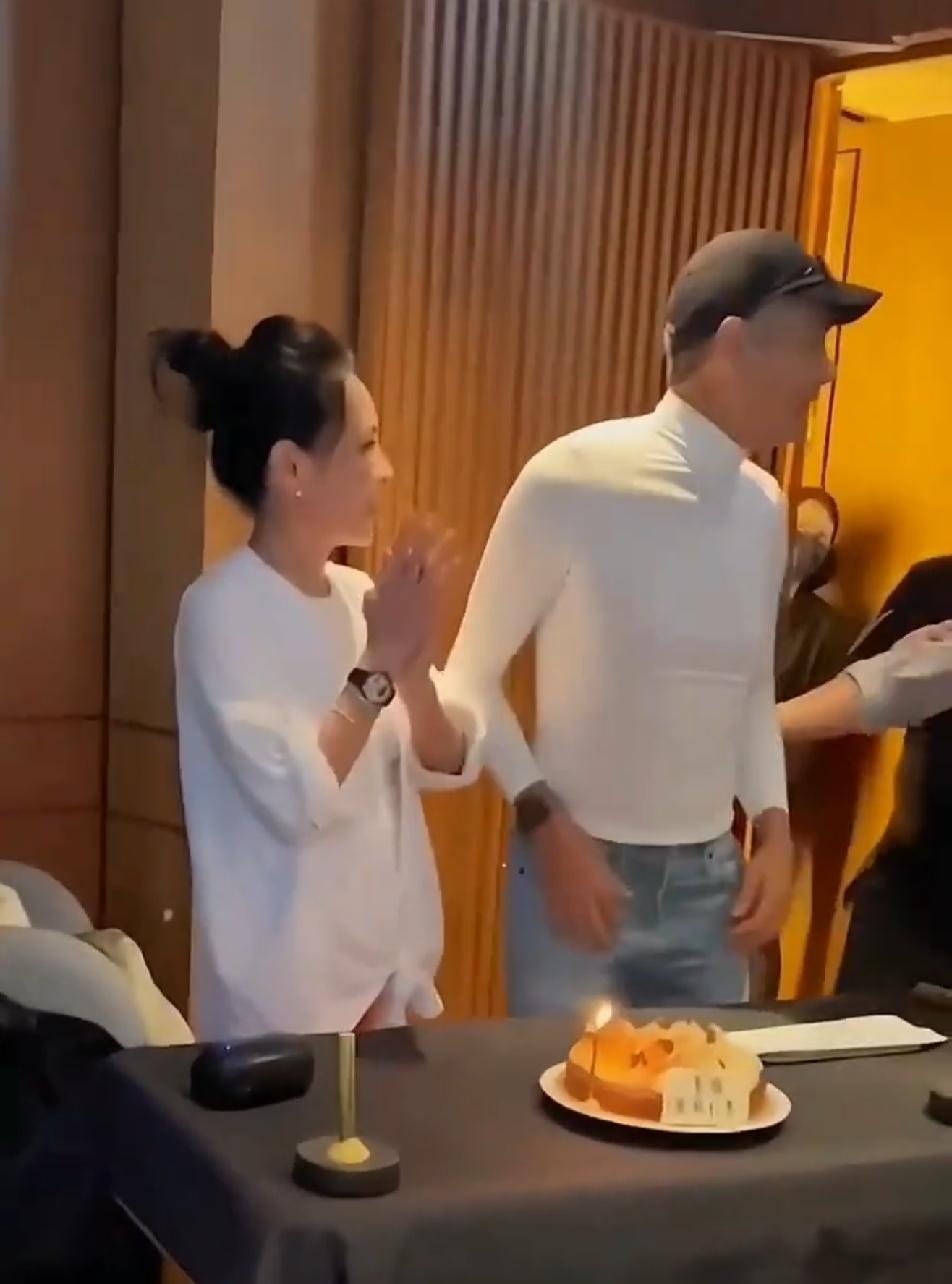 周润发这白色紧身T就算是小年轻也很难驾驭啊！白色，高领，紧身，还是个小短款，这哪