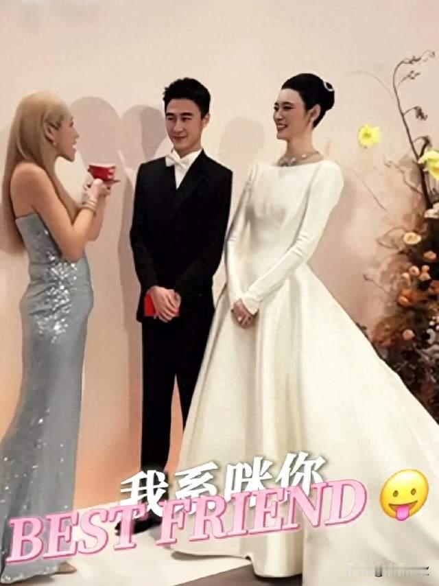 何超欣晒何猷君奚梦瑶全家福，四代同堂，奚梦瑶脖子上的金饰亮了