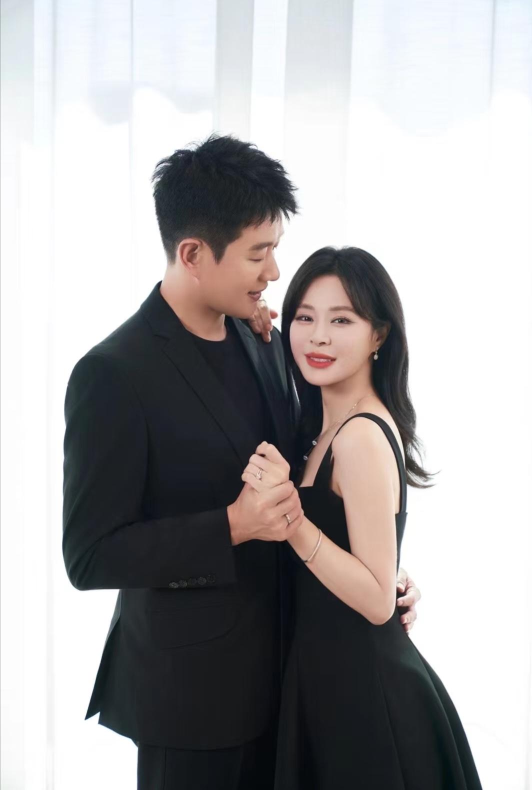 有人问佟大为，中年夫妻还睡在一起，正常吗？
他不好意思的愣住了一会儿，说:
夫妻