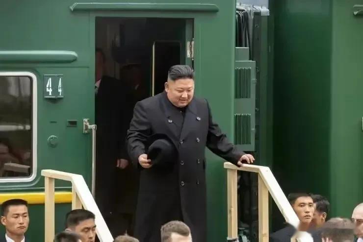 最新消息！金正恩已乘坐专列启程前往俄罗斯商谈军火交易。
据美情报局消息，朝鲜最高