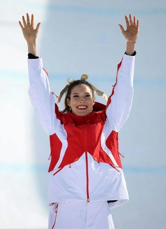 谷爱凌金色蝴蝶结由丝带系成谷爱凌用金色丝带亲手系成的蝴蝶结，灵动又高级，轻盈飘逸