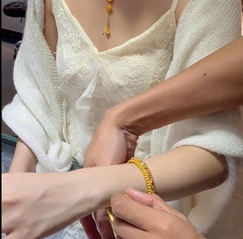 金价大涨女子后悔880元没上车 没上这辆车，可以选择上广汽的车~谁懂，上周末广汽