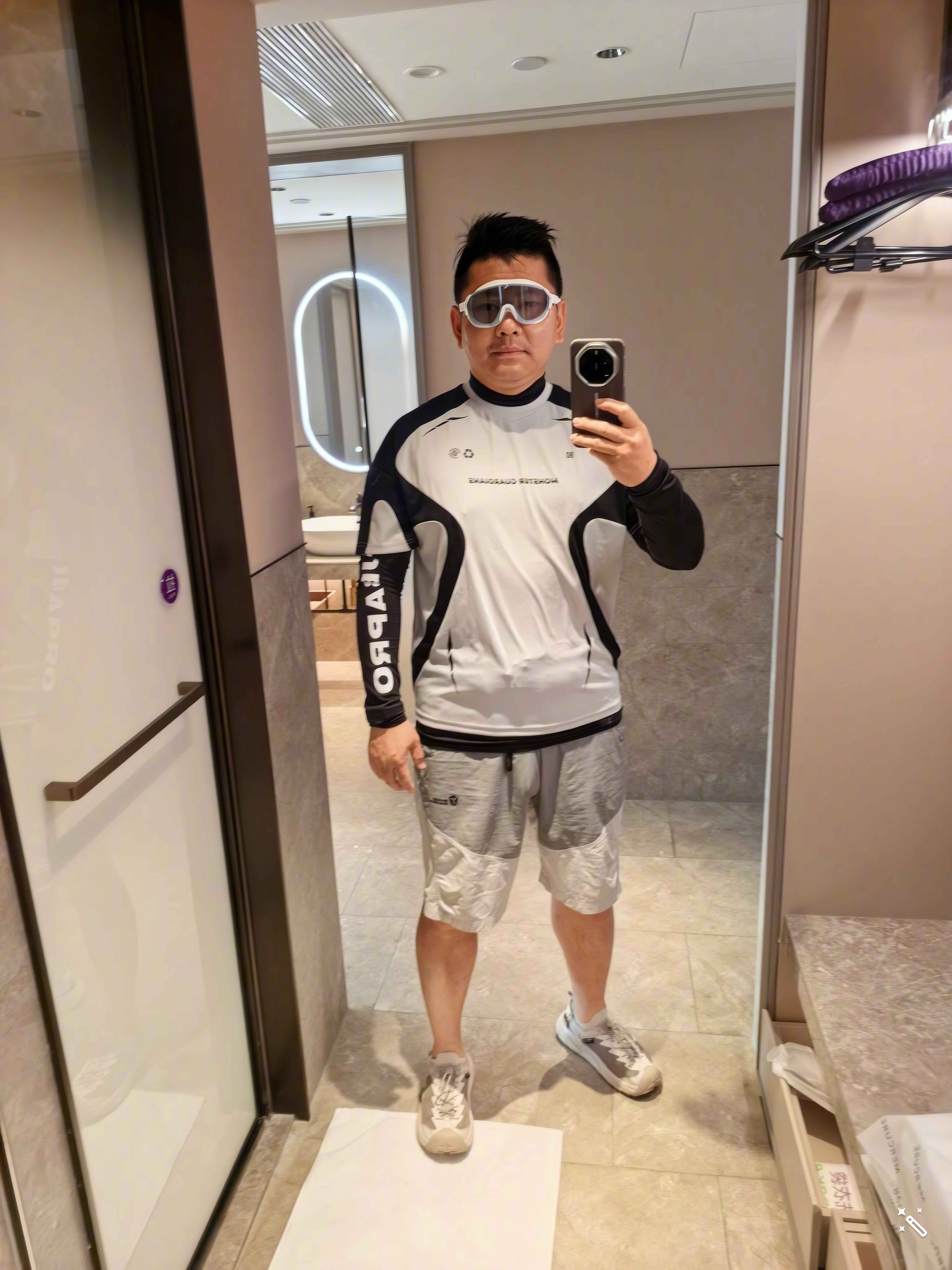 朋友们，今天泼水节，我这算态度端正吧，带游泳镜了。 