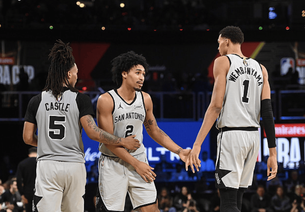 出手两个三分不中！美记：文班亚马这两个出手真是糟糕