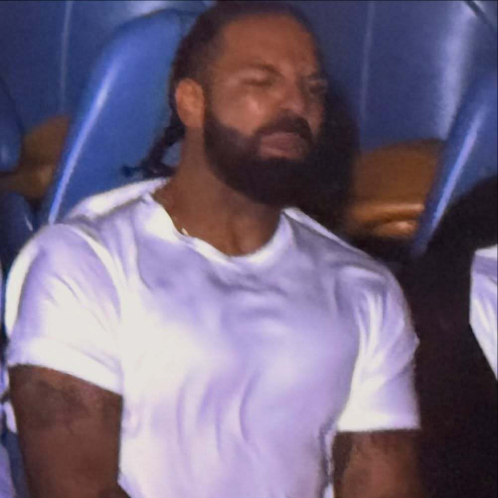 Drake 分享 FOMO 幕后照片 📷“Weird hill to die 