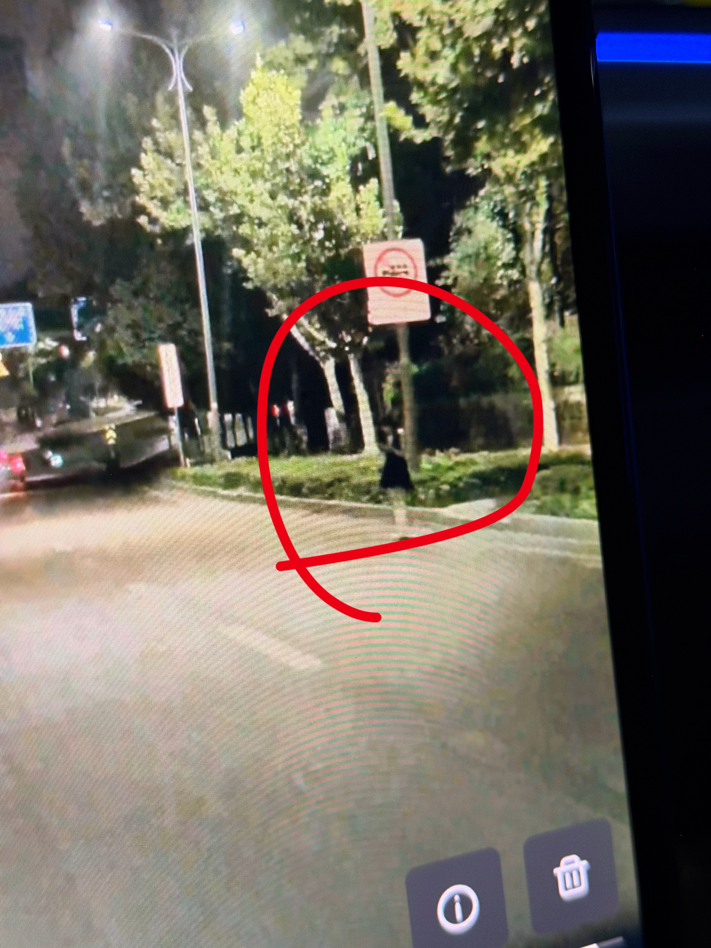 大晚上的为什么会站在车道内等车呢？ 又在快速路上、要不是你的腿显白、穿黑色衣服根