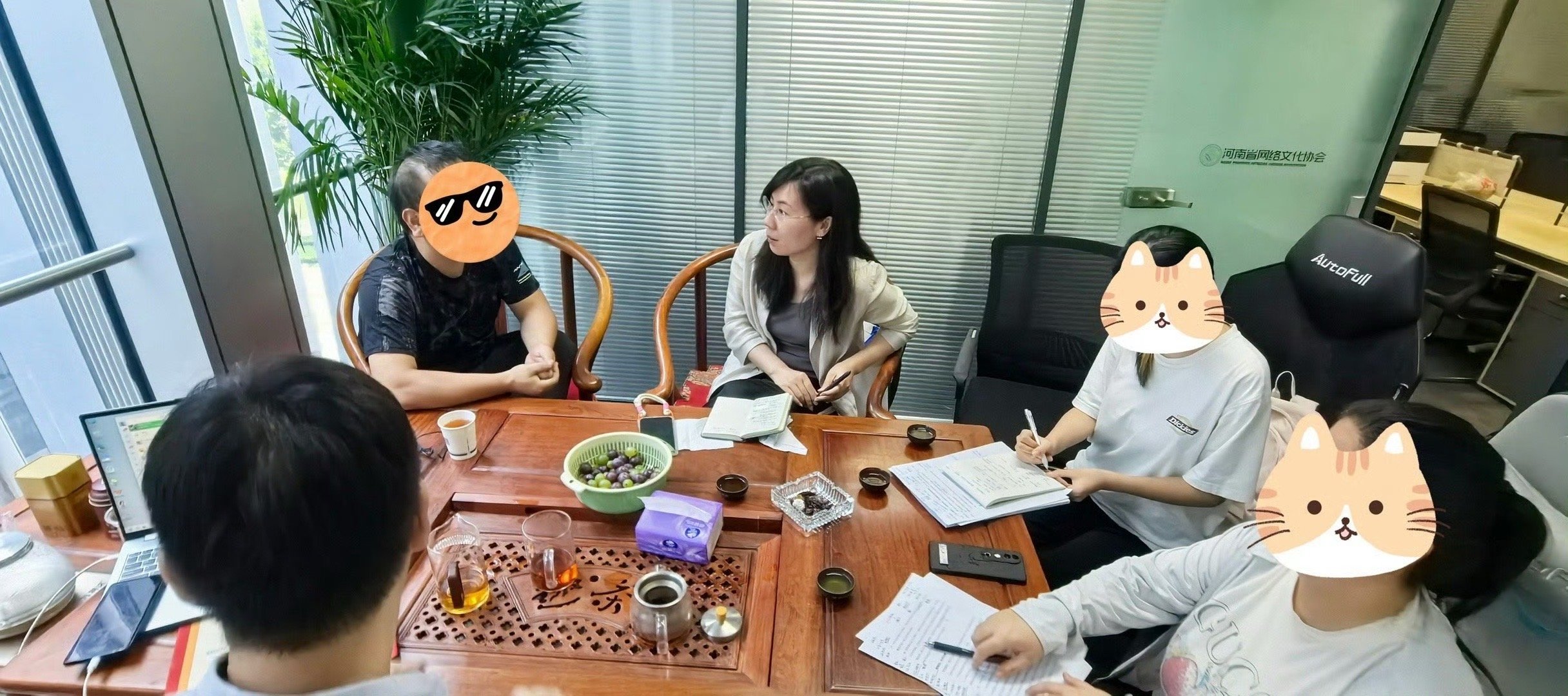 带着学生们跟政府协会公司基地园区人类等等打交道，两个主题调研，一天又一天的。人脉