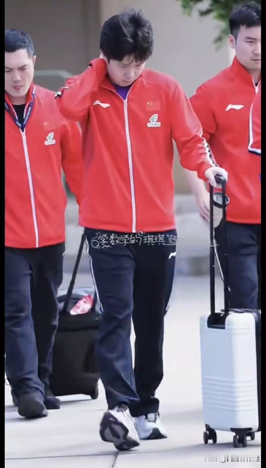 乐呵呵上训的楚钦，
小牛，孙逊，体能五竹叔，陪着楚钦去上训了，本站比赛体能从作弊
