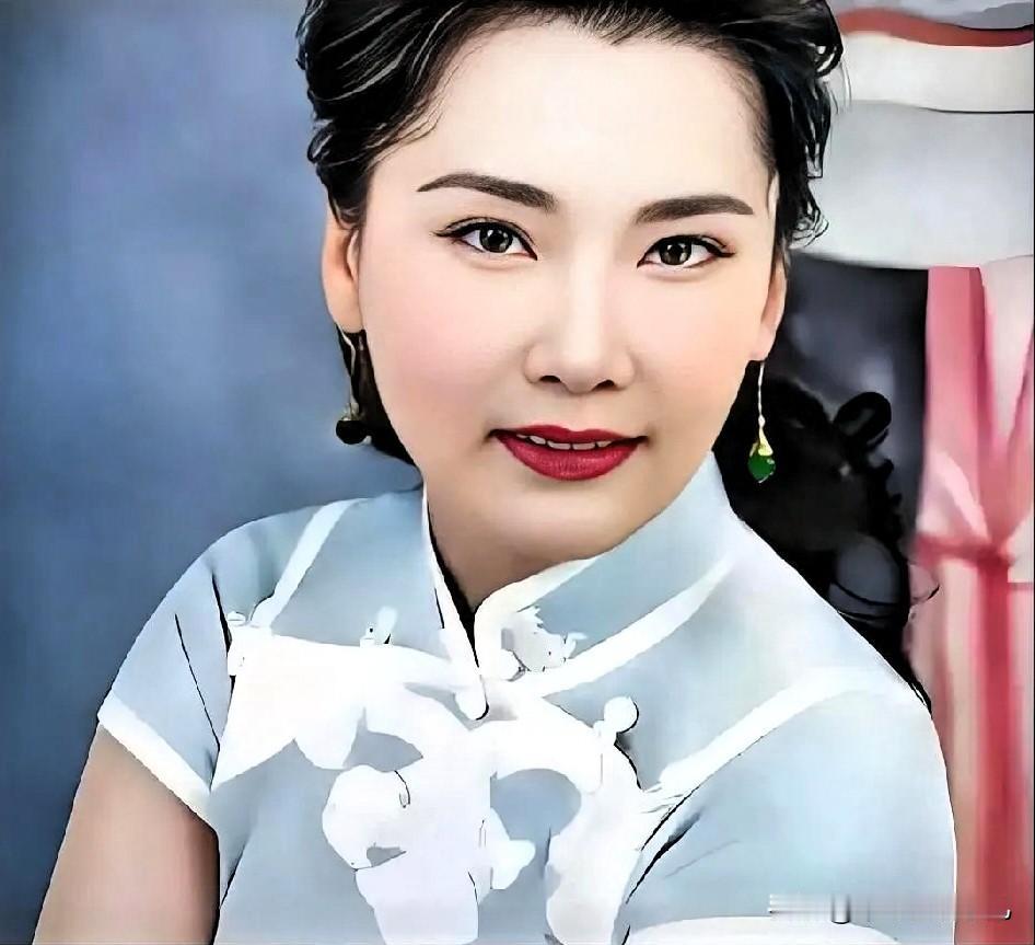 原本以为何赛飞只是个演员，
实在没想到

何赛飞不仅是我们熟知的影视演员，更是享