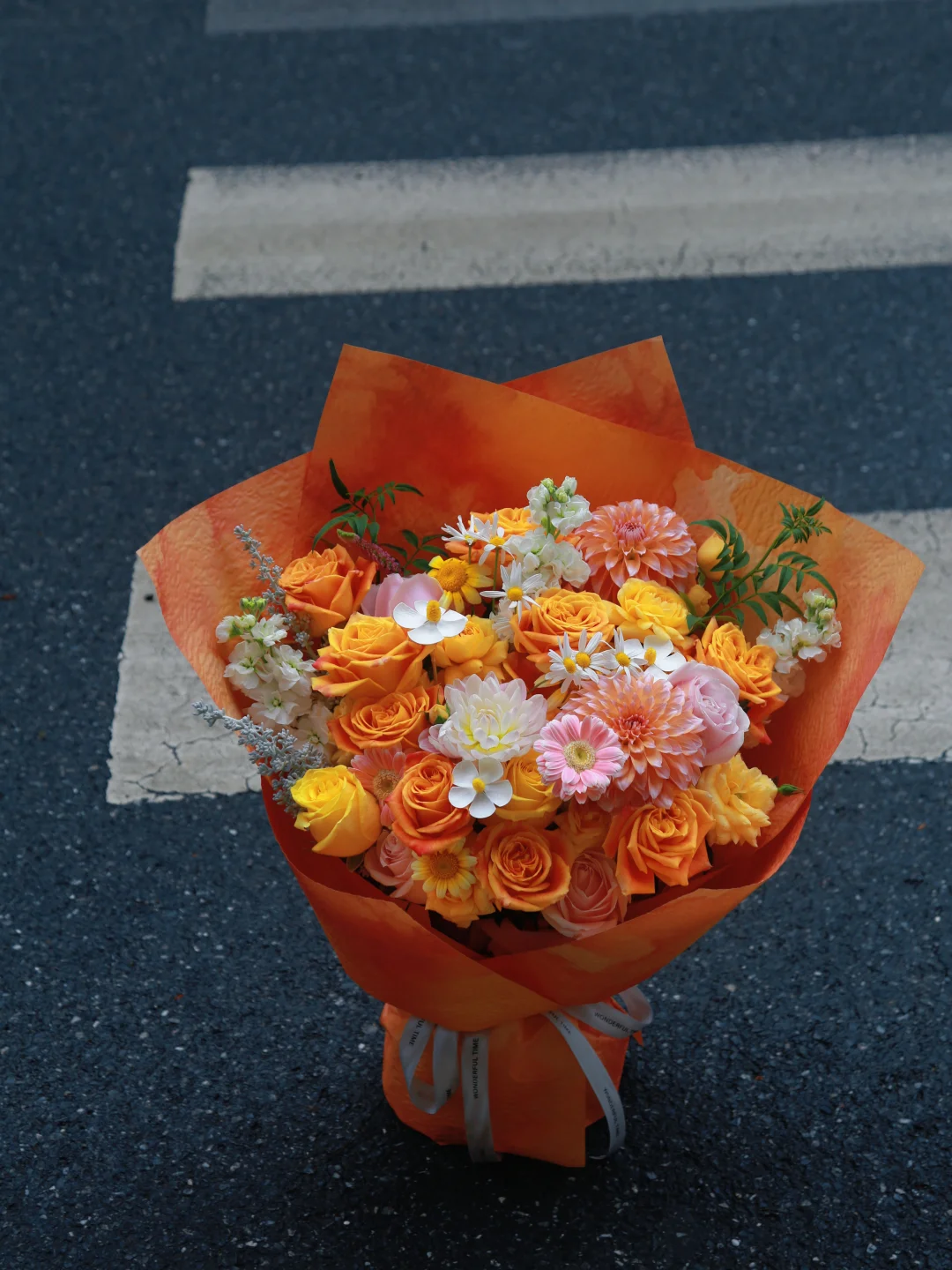 谁家的花束掉地上了？