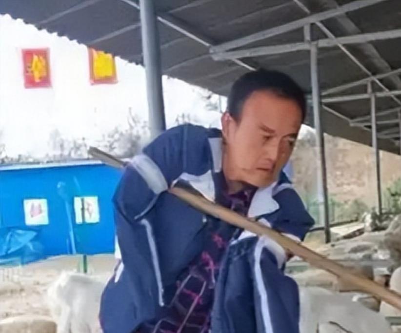 2003年，上门女婿刘斌意外失去双臂，丢掉工作的他被妻子一家扫地出门，带着年幼儿