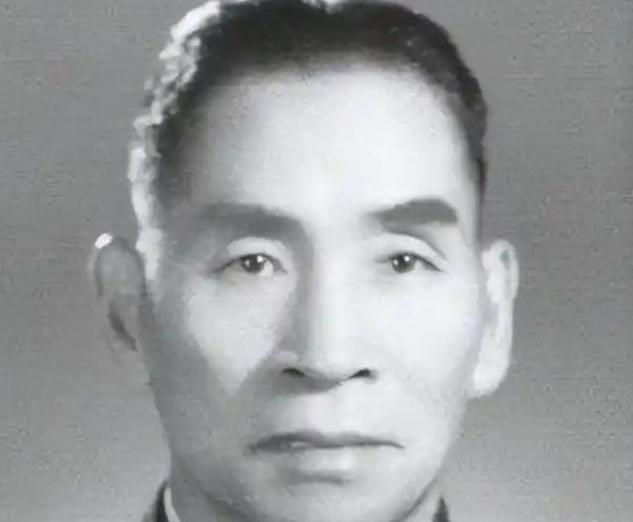 他是共和国反贪第一人，1993年因乘车问题，把一副部级领导拉下马。共和国反贪第一
