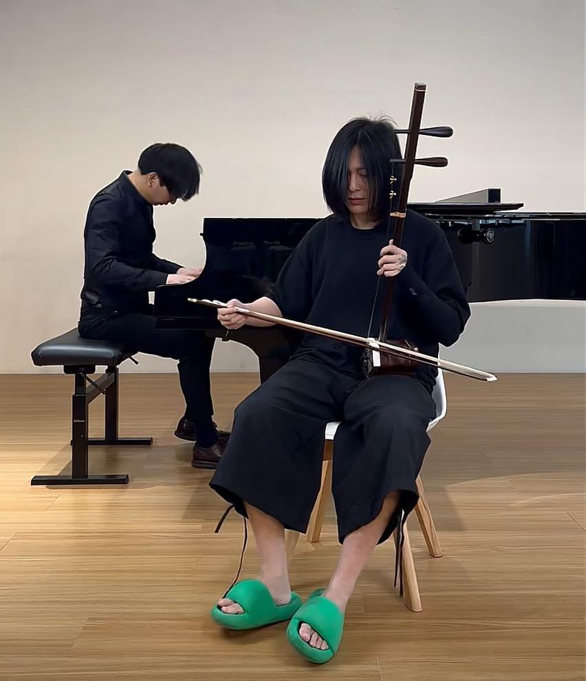 这是我见过最有趣的直播PK，它将西洋乐器和民乐完美结合，虽然民乐和西洋乐好像没有