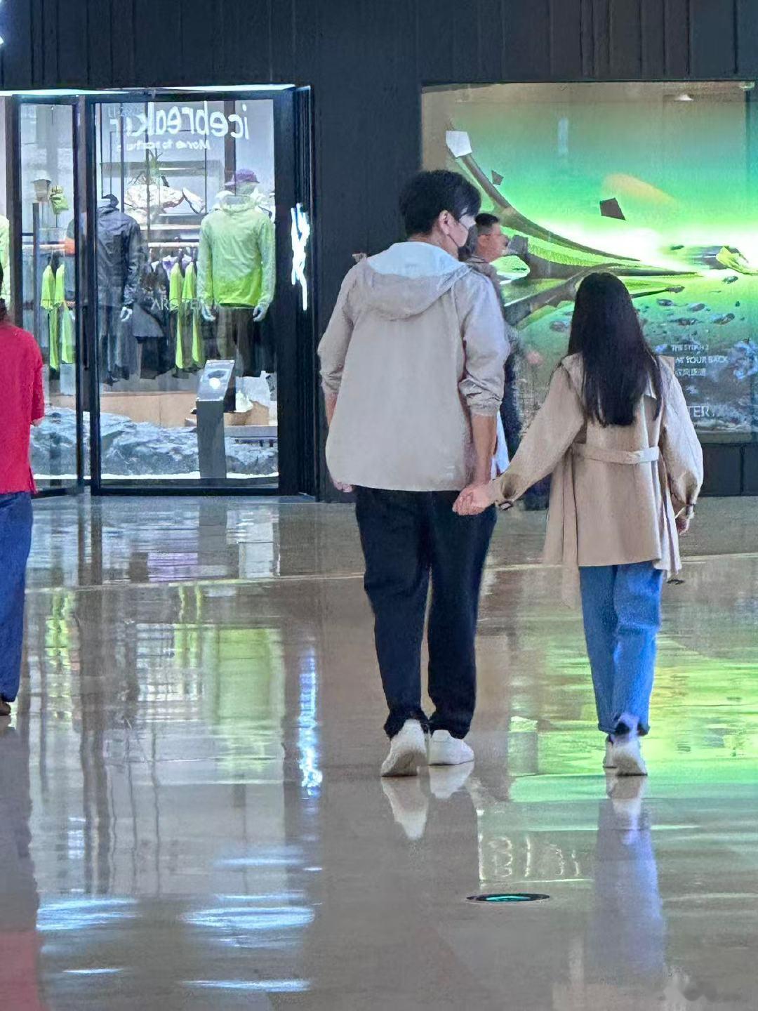 偶遇秦昊陪女儿逛商场 秦昊伊能静女儿10岁身高，都到秦昊的肩膀那里了！  秦昊伊