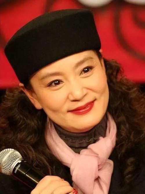 演员，刘雪华说，我一直有抽烟的习惯，我曾经试着戒过一次，当初是我们四个打麻将的人