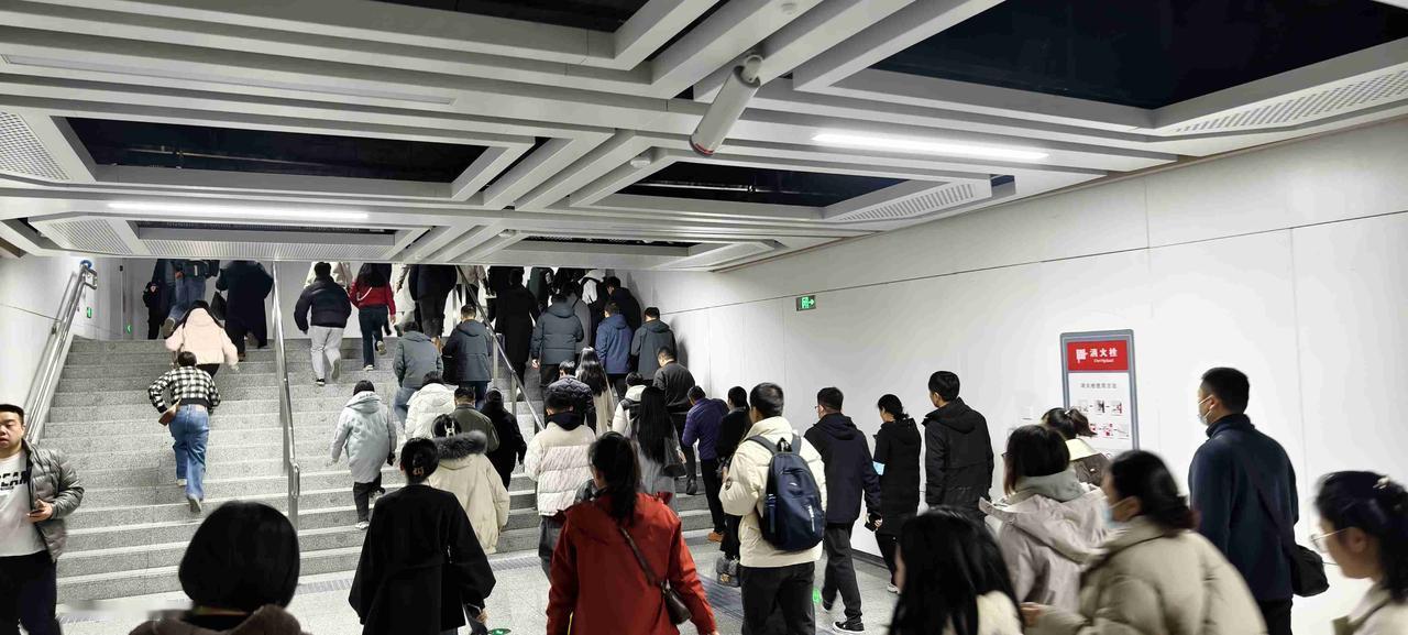 我的今日状态：😁轻松愉快
我这里的天气：☀️晴天
早上8点，乘坐地铁5号线，到