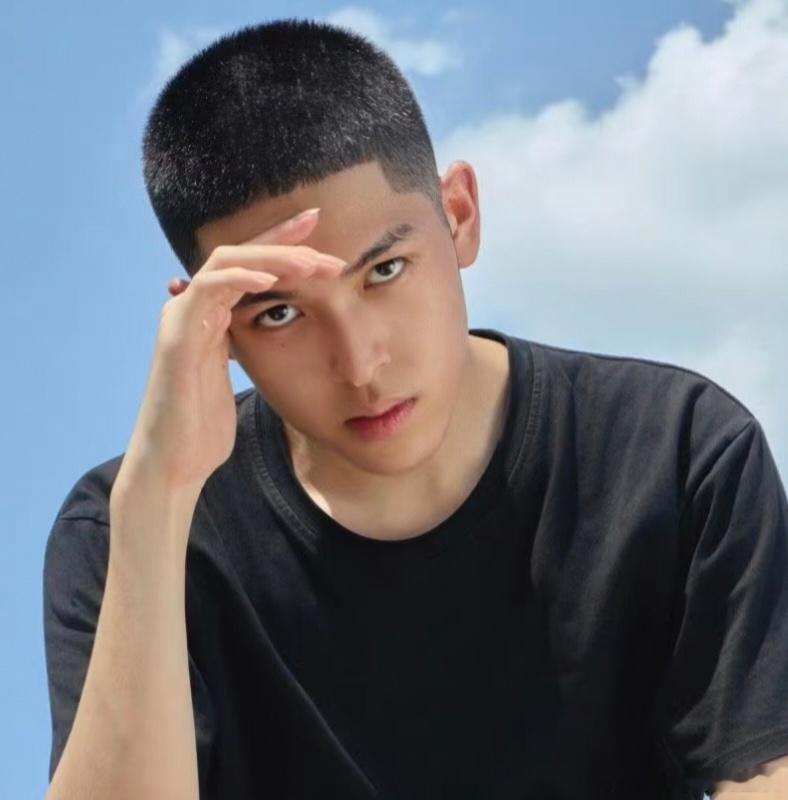 一年级的陈思成参加艺考，他也是童星吧，看过他小时候演的《神犬小七》 