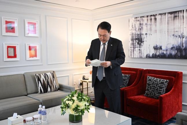 【美国总统拜登为韩国总统尹锡悦父亲的去世感到悲痛，尹锡悦称非常感谢】

韩国总统