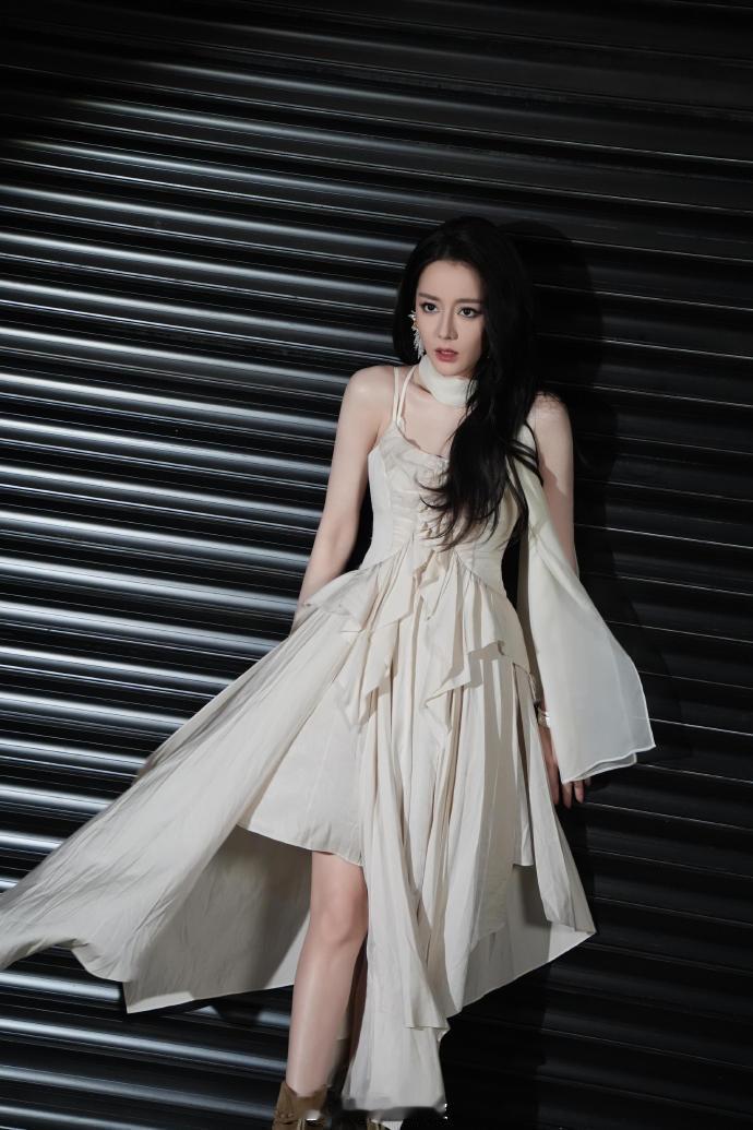 迪丽热巴眼窝立体到自带阴影谁看了不夸一句骨相绝，眼窝立体到自带阴影，太会长 