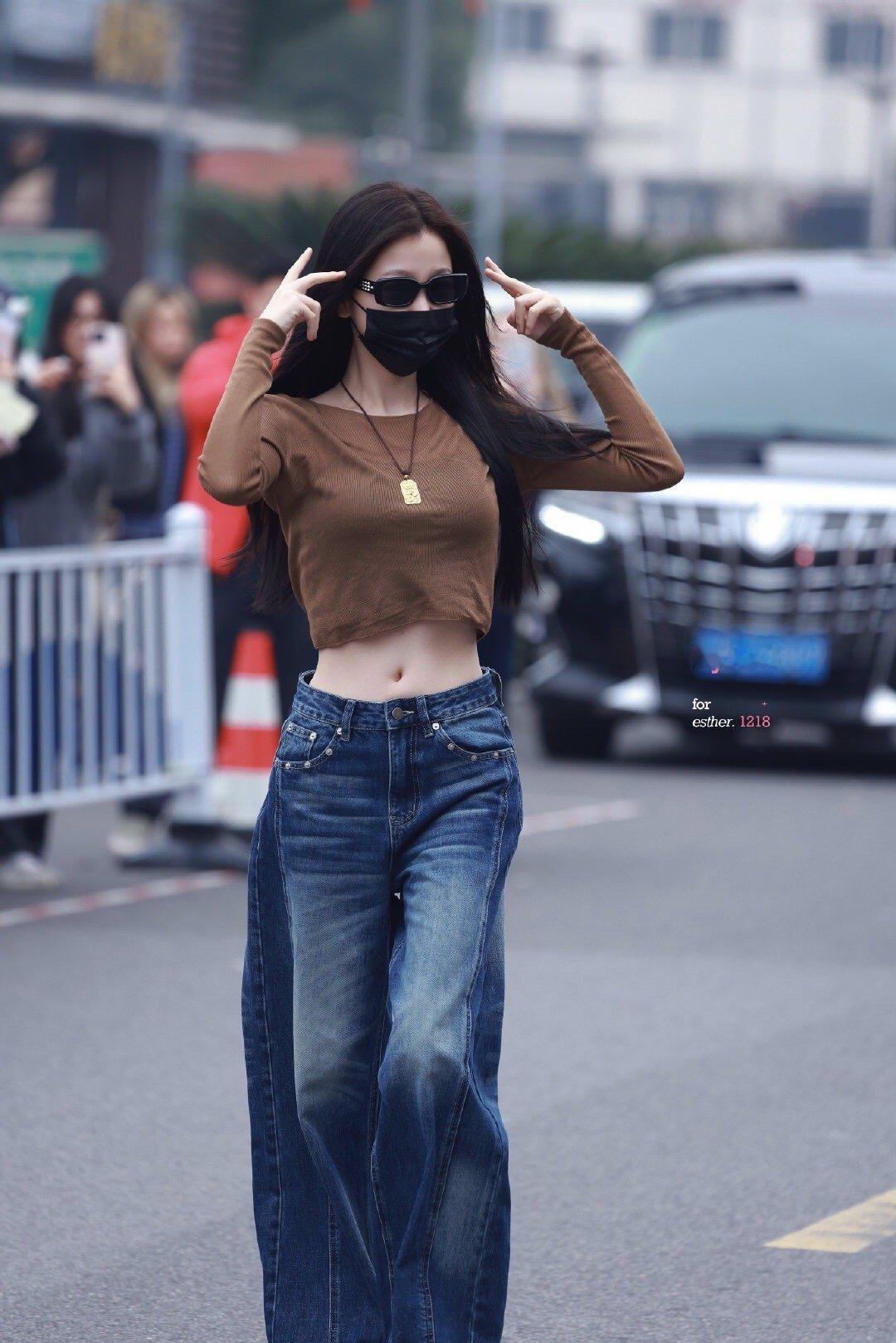 虞书欣《云初令》上班路透，焦糖色短款针织衫+复古蓝阔腿牛仔，美式辣妹那味儿焊在身