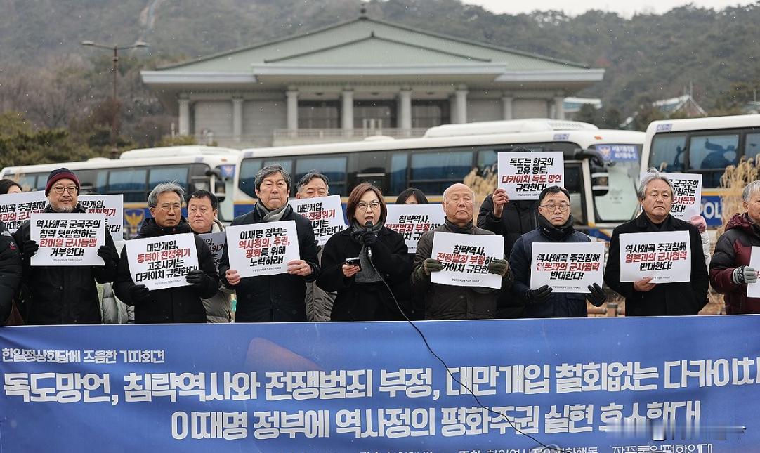 韩国发生大事了，李在明访日前夕，日本驻韩国大使馆突然被“围”了。

韩国首尔的日