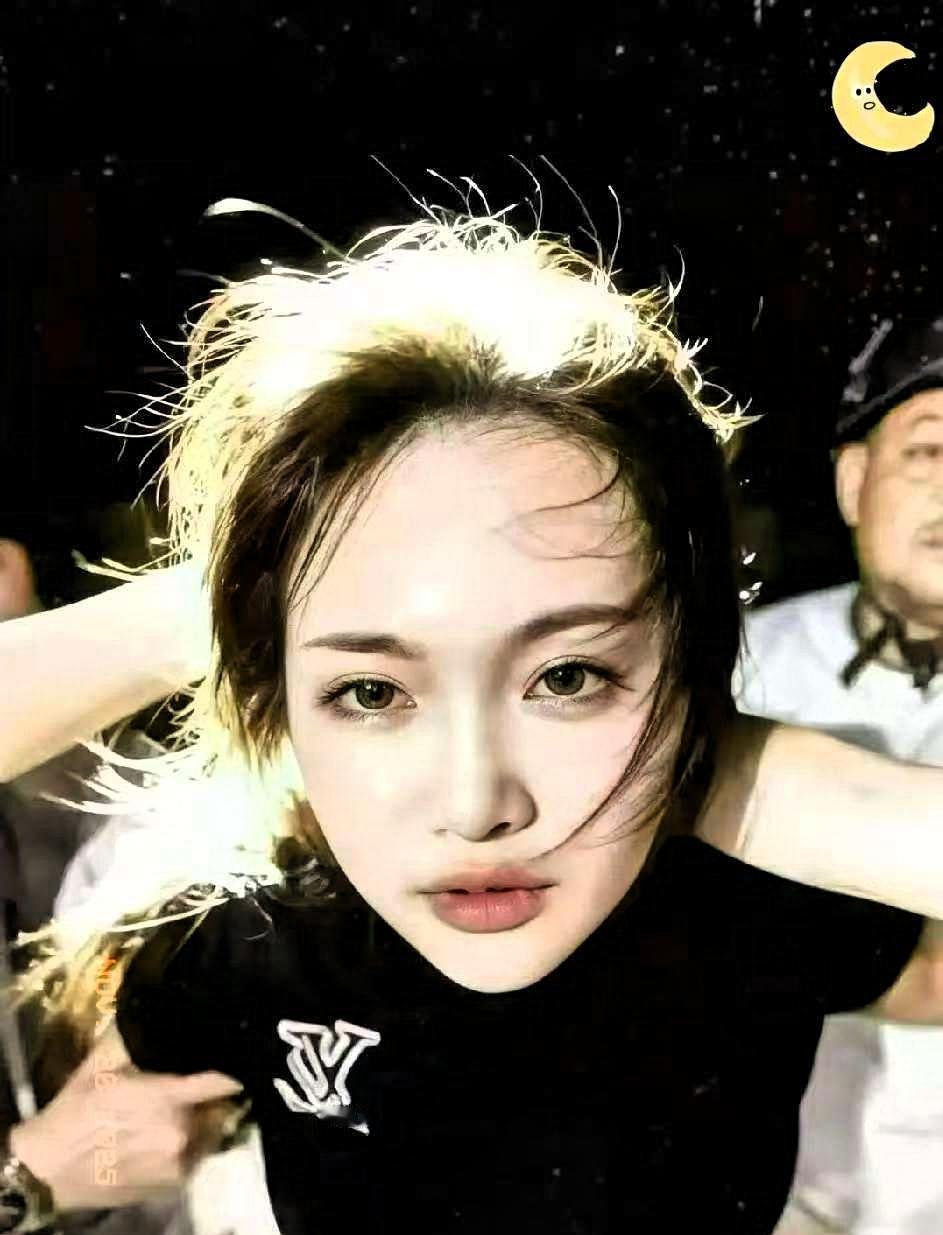 她是犯法了
但不是你们侮辱她的理由
柬埔寨官方日前发布的信息，两个触摸越南女子脸