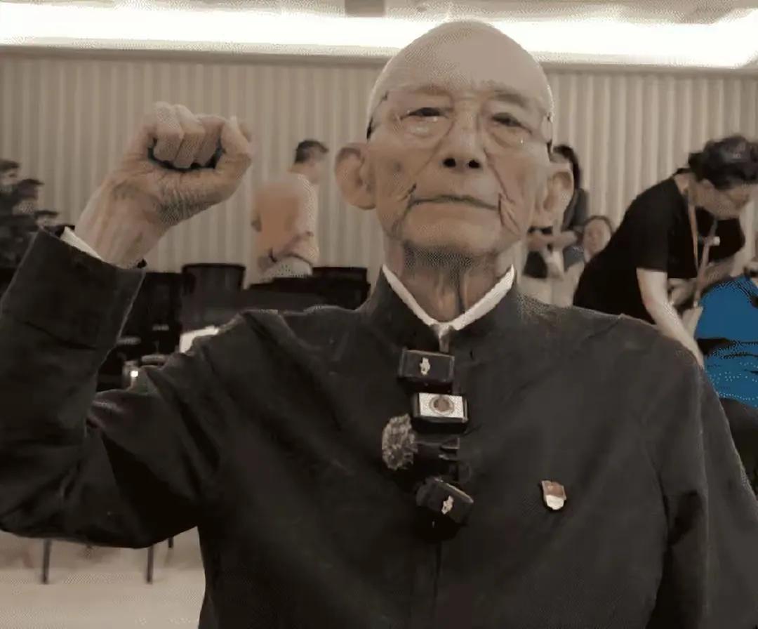 一转眼游本昌都老了，他的两个孙女颜值也相当出众，但是没有走娱乐圈这条路。

不是