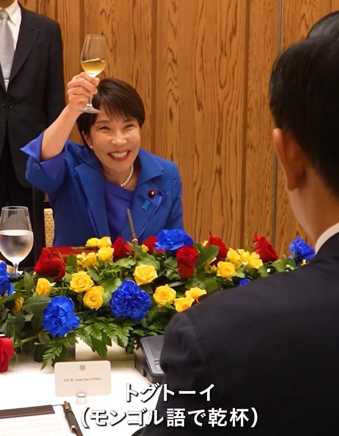 【高市早苗缩脖敬酒】缩脖子，这个形象是中国电视剧里，通常是奸臣谄媚的典型，不知道
