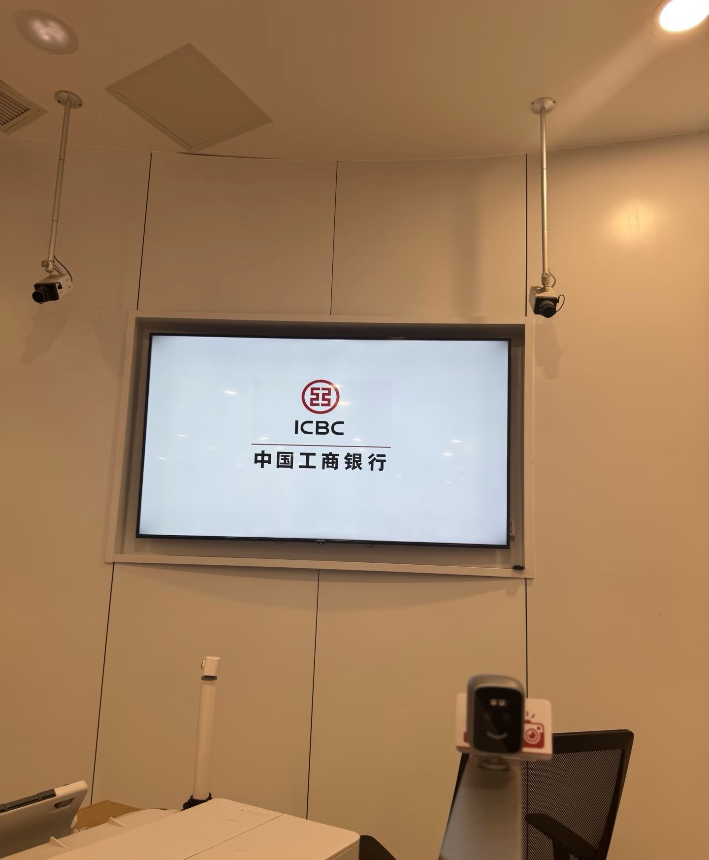 工商动不动就冻结别人账户，动不动就限制别人卡的额度。 就是不想让人家把钱快速取出