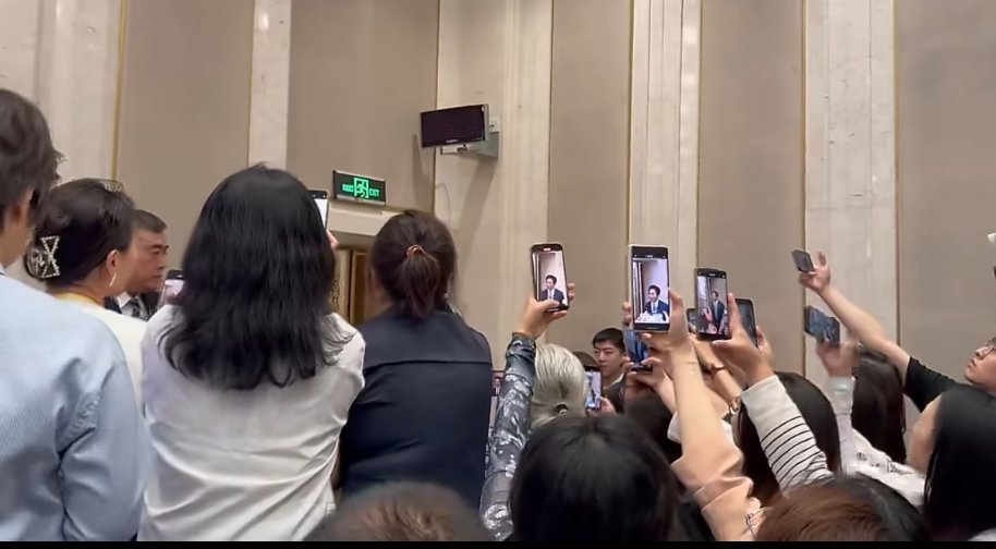 泡泡玛特王宁被记者包围泡泡玛特火，泡泡玛特创始人也好火哈哈谁不想拥有一个泡泡玛特