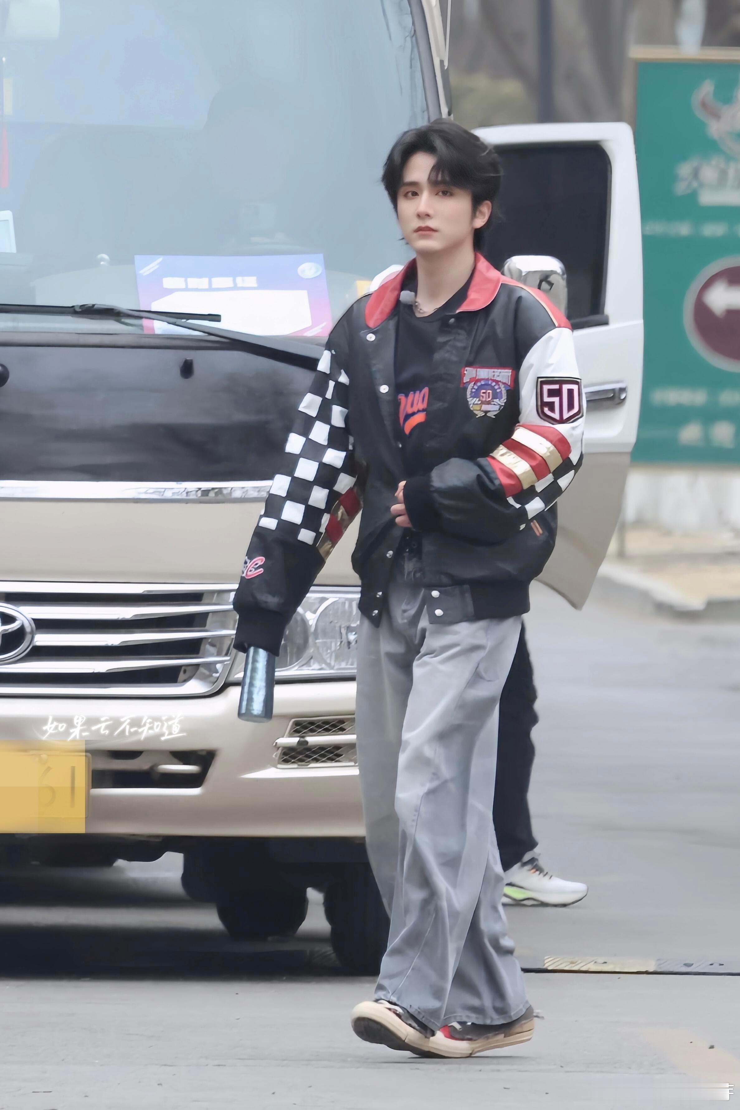 张新成的保温杯里全是冰块别人保温杯暖身，他这是这操作有点迷，难道是想随时来口冰爽