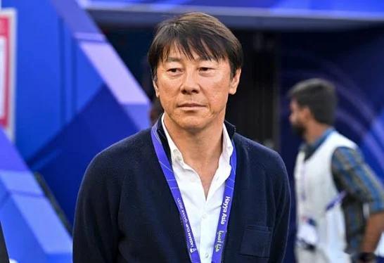 国足选帅 中国足协请三思，切不可请申台龙来执教国足。败军之将，连国足都踢不过，我