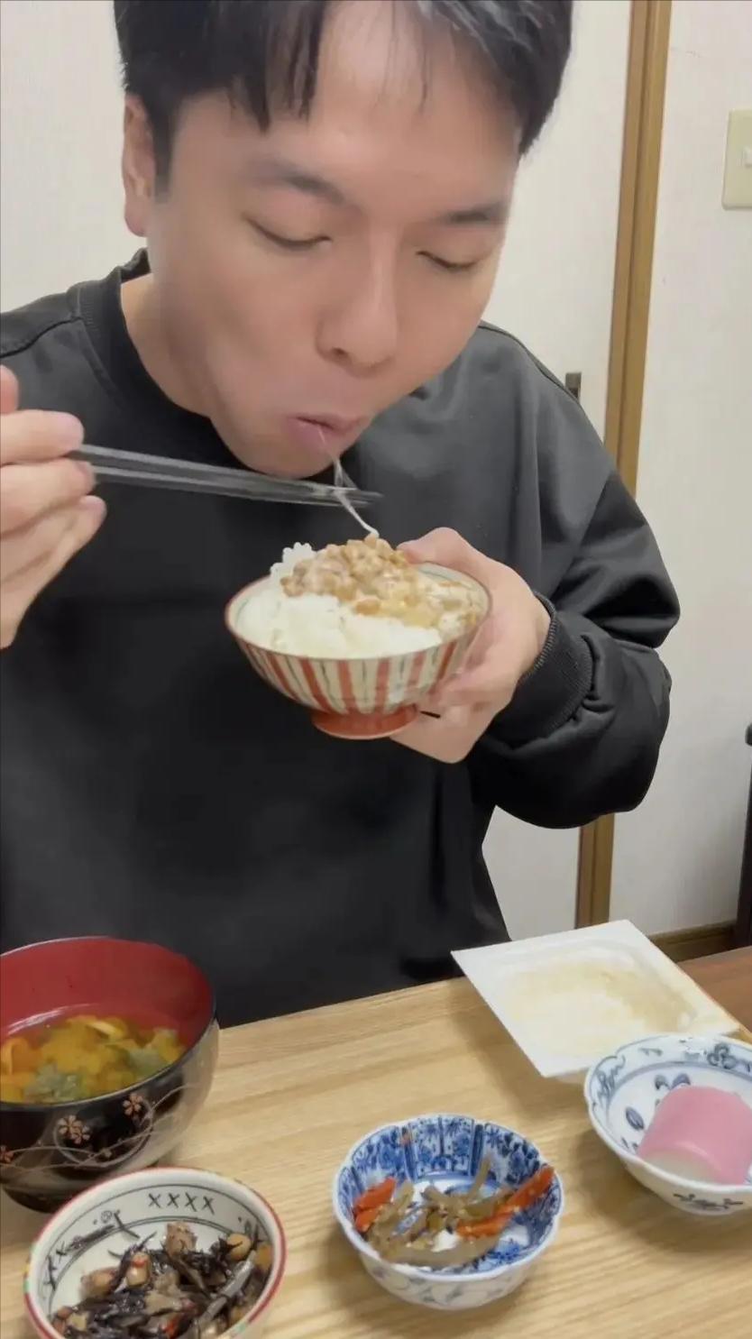 做吃播越吃越瘦？是的，因为他吃的是日本的饭。
下图就是爆火中文互联网的日本吃播，