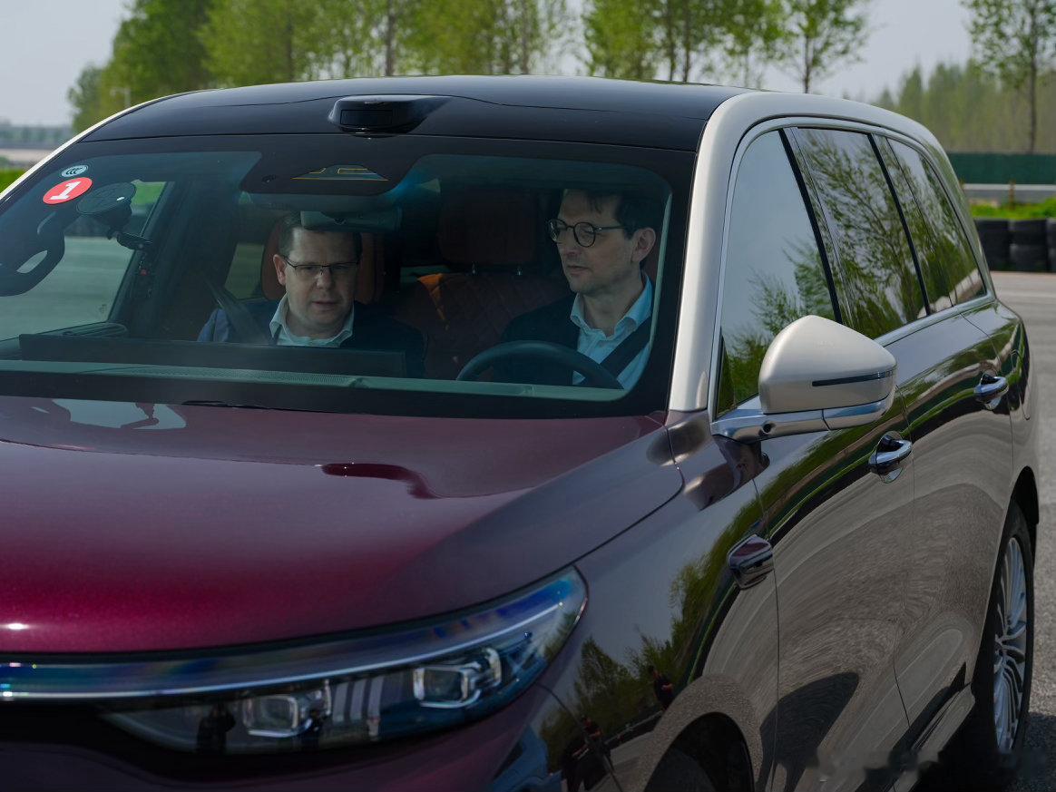 前几天车展上看老魏去了宝马展台，宝马集团现任CEO奥利弗·齐普策（Oliver 